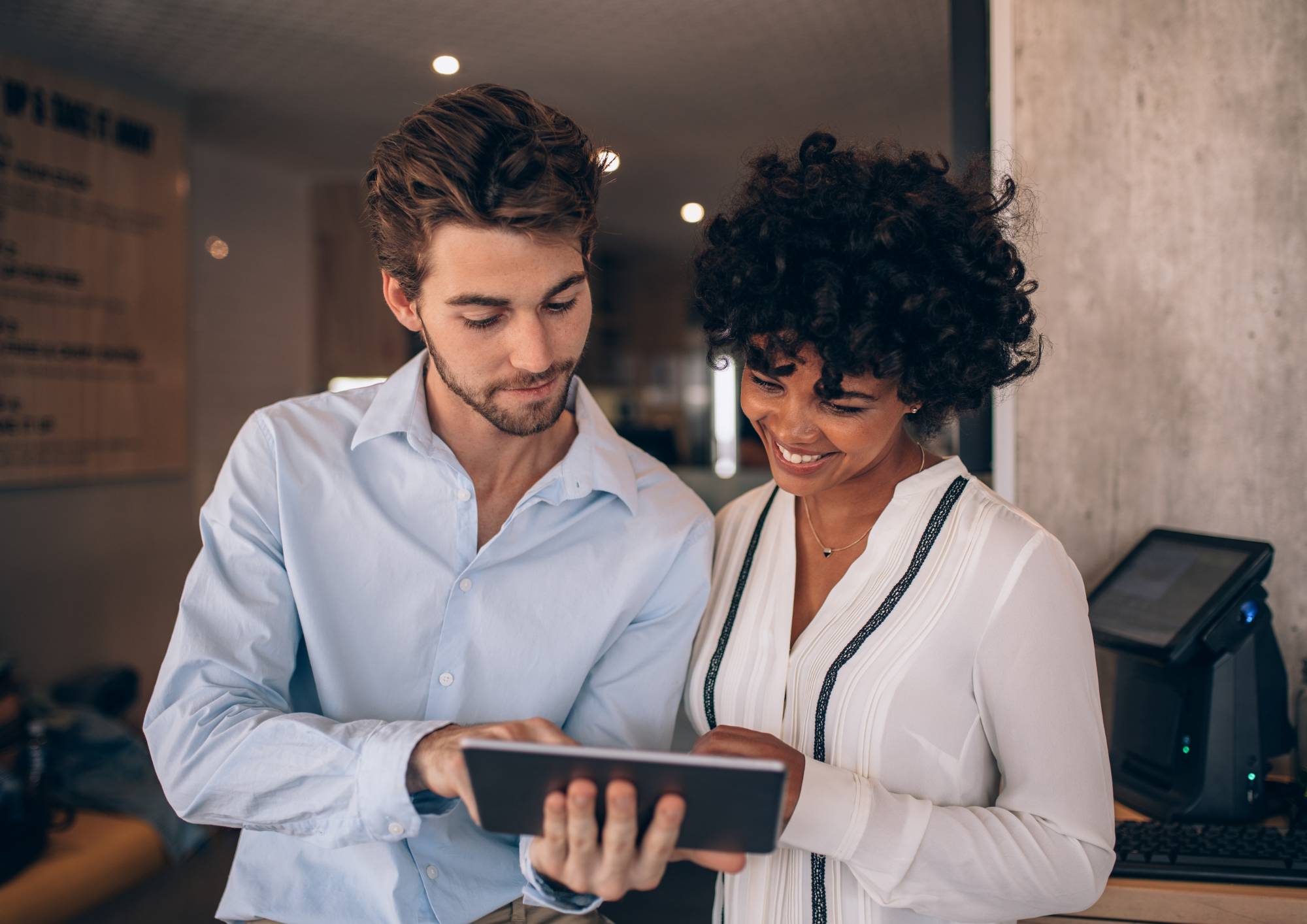 donos de restaurante escolhendo nome